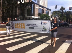 Panfletagem nos semáforos de Maringá marca o dia  de combate à violência contra a Mulher